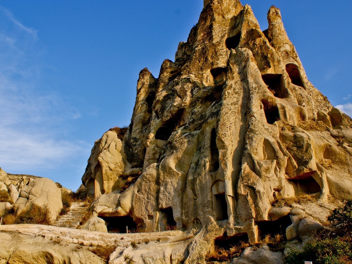 Проходы в острой скале