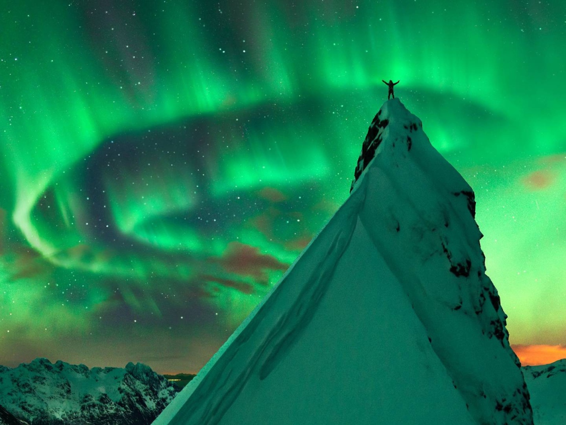 Заснеженный пик на фоне северного сияния