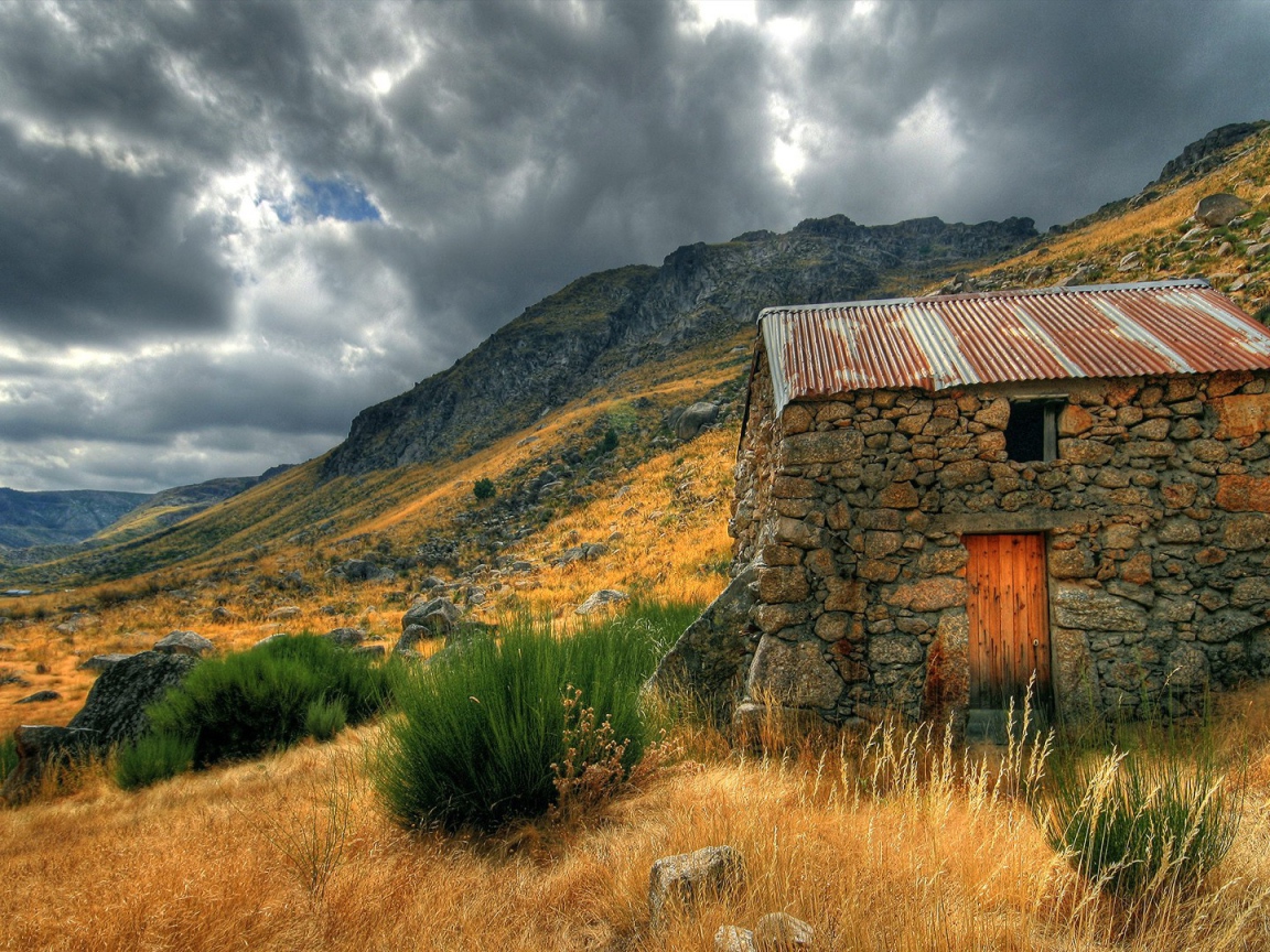 Каменный сарай в горах