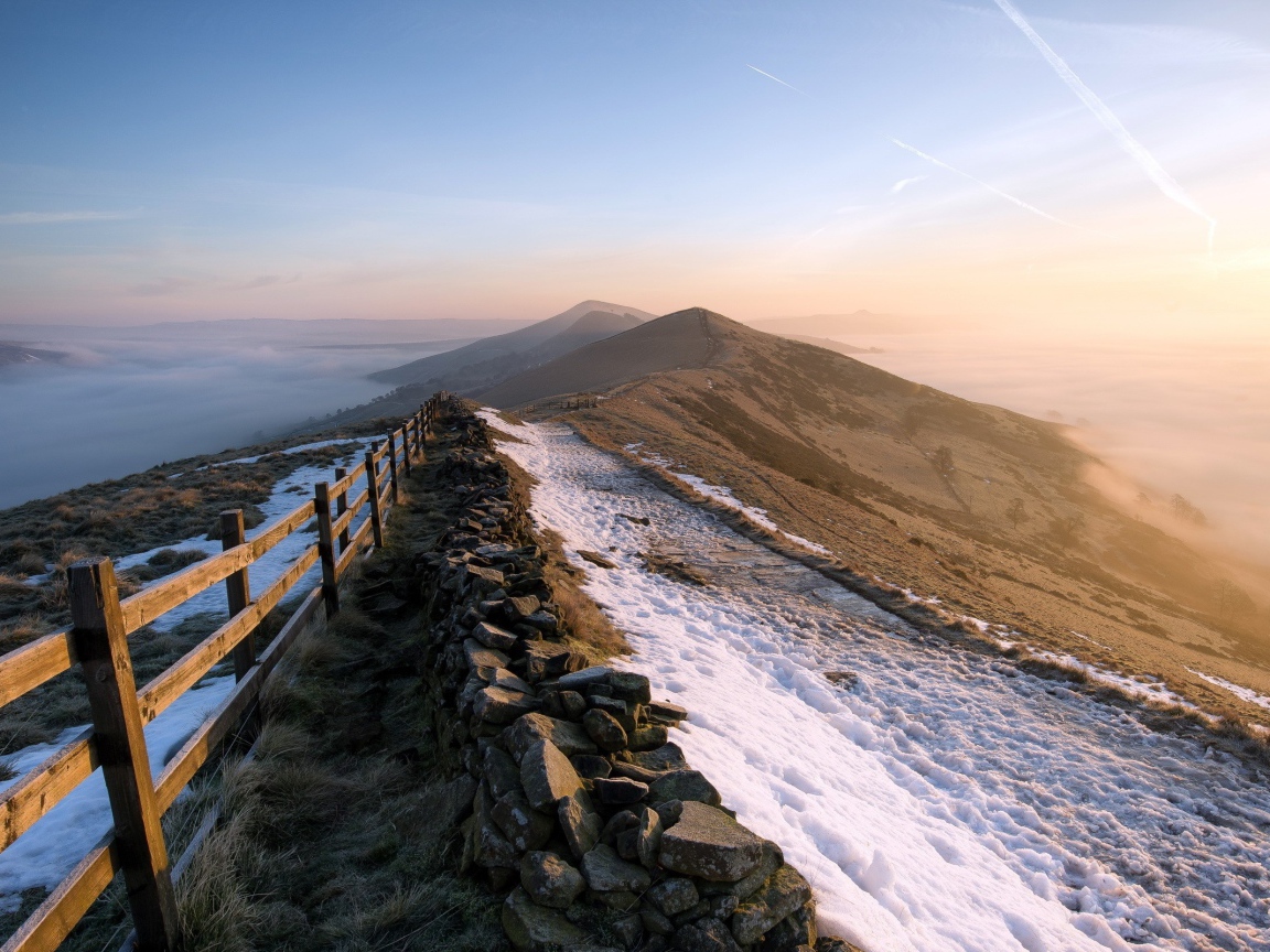 Забор на горной гряде