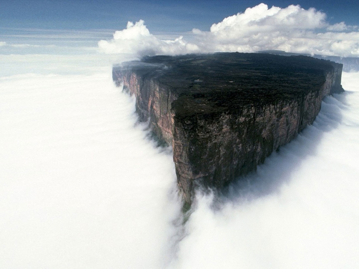 Плоская вершина горы среди облаков