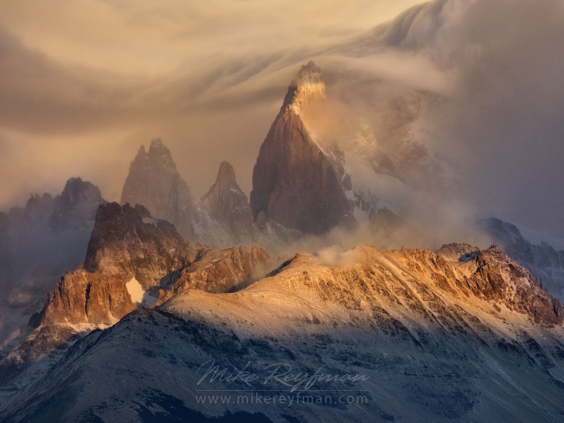 Вершина горы в оранжевой дымке