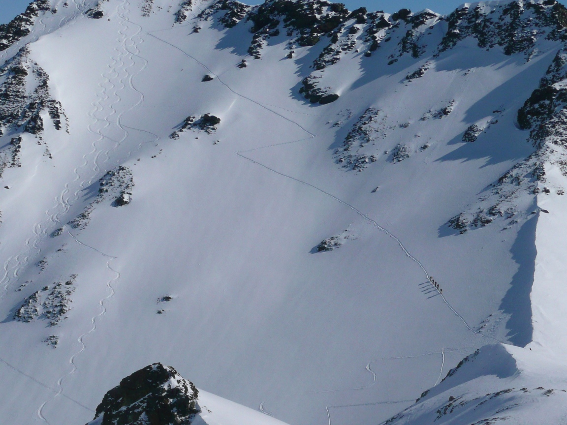 Следы лыжников на горном склоне