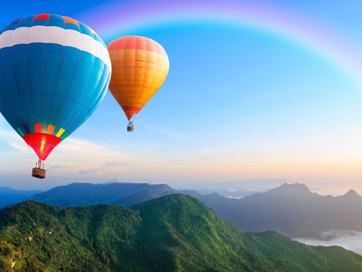 Два воздушных шара над горами