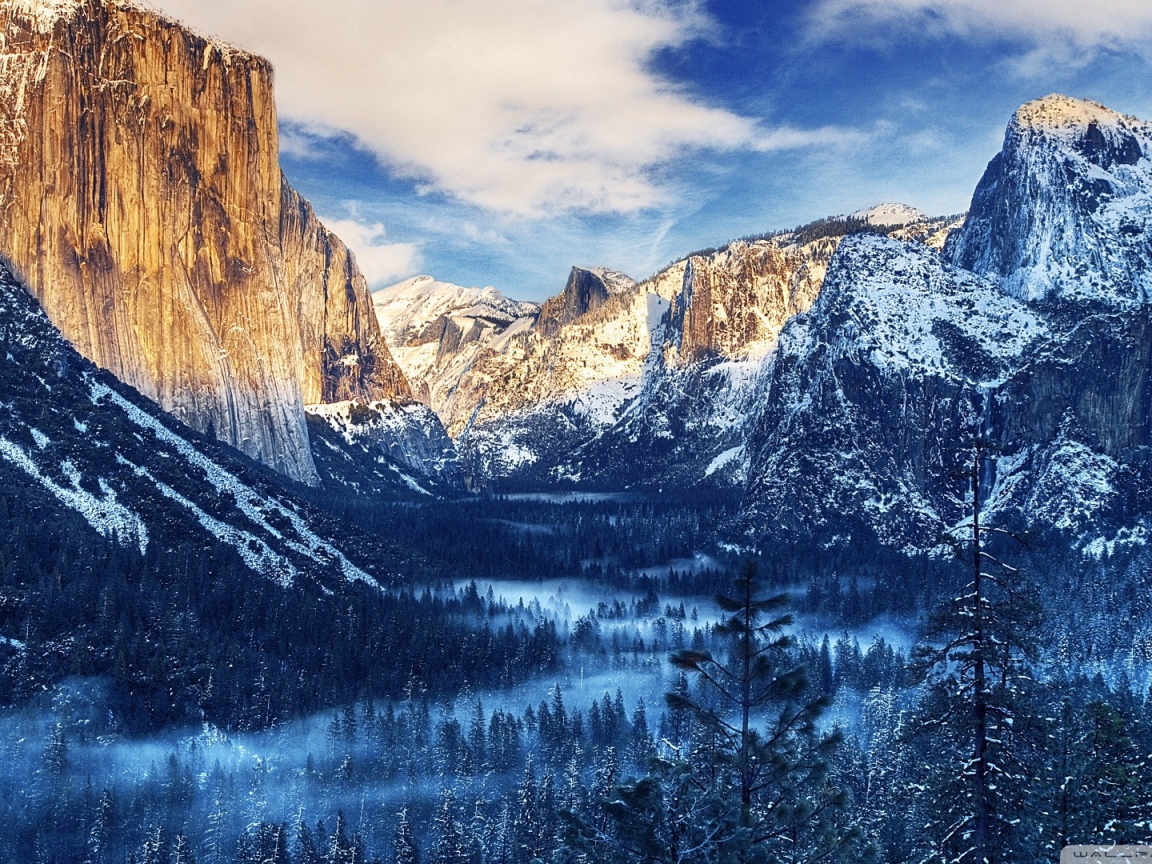 Долина среди заснеженных скал