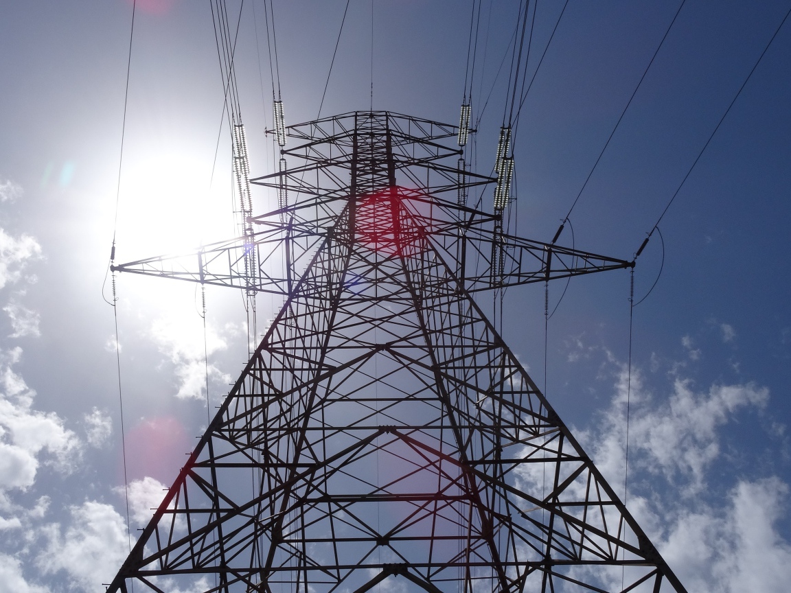 Столб ЛЭП на фоне неба