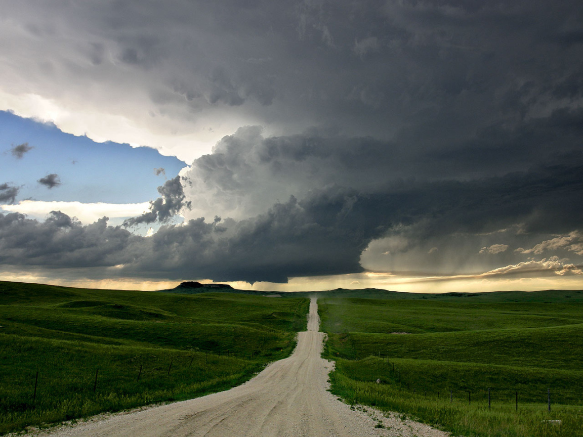 Пасмурная погода на дороге