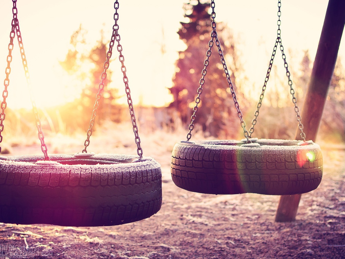 Иней на качелях из шин