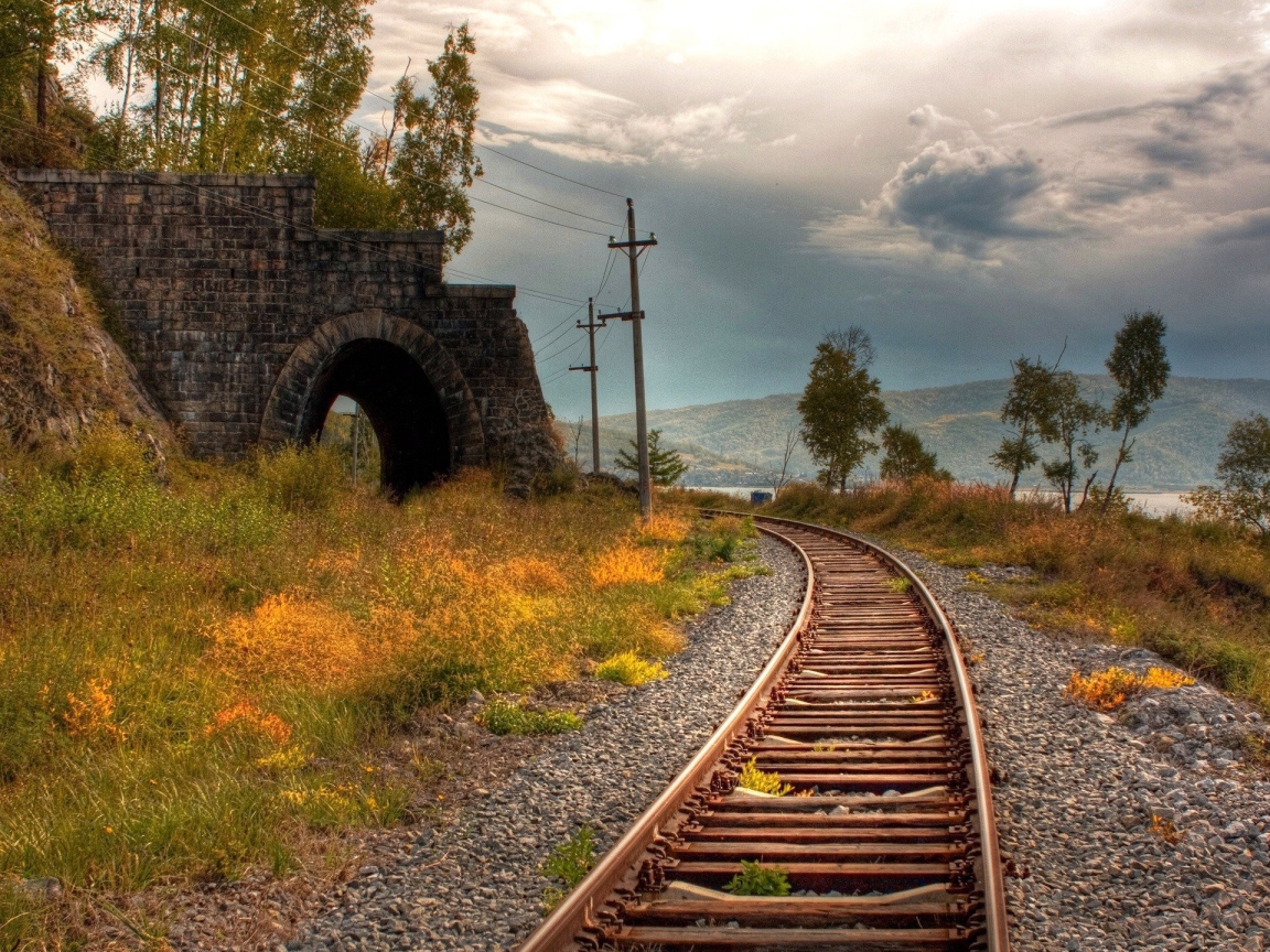 Старая железная дорога у разрушенного тоннеля