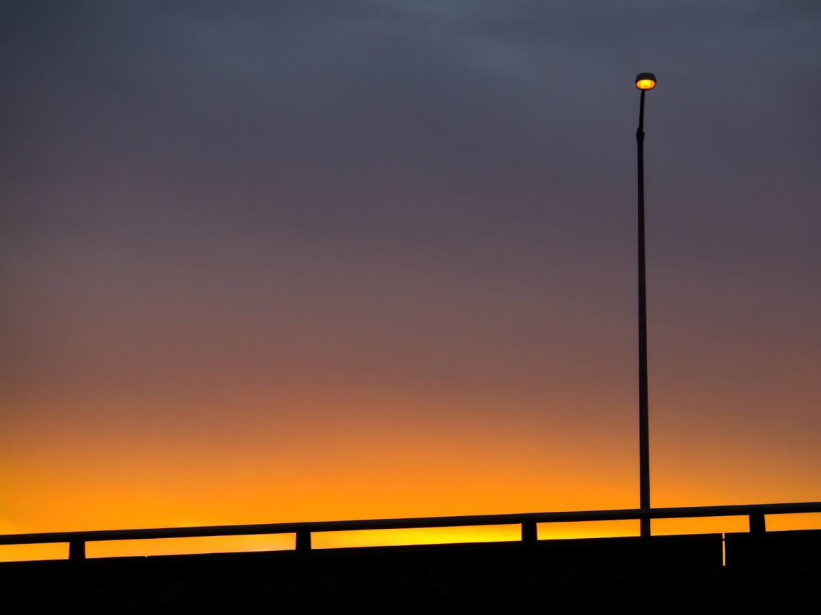 Фонарь в на рассвете