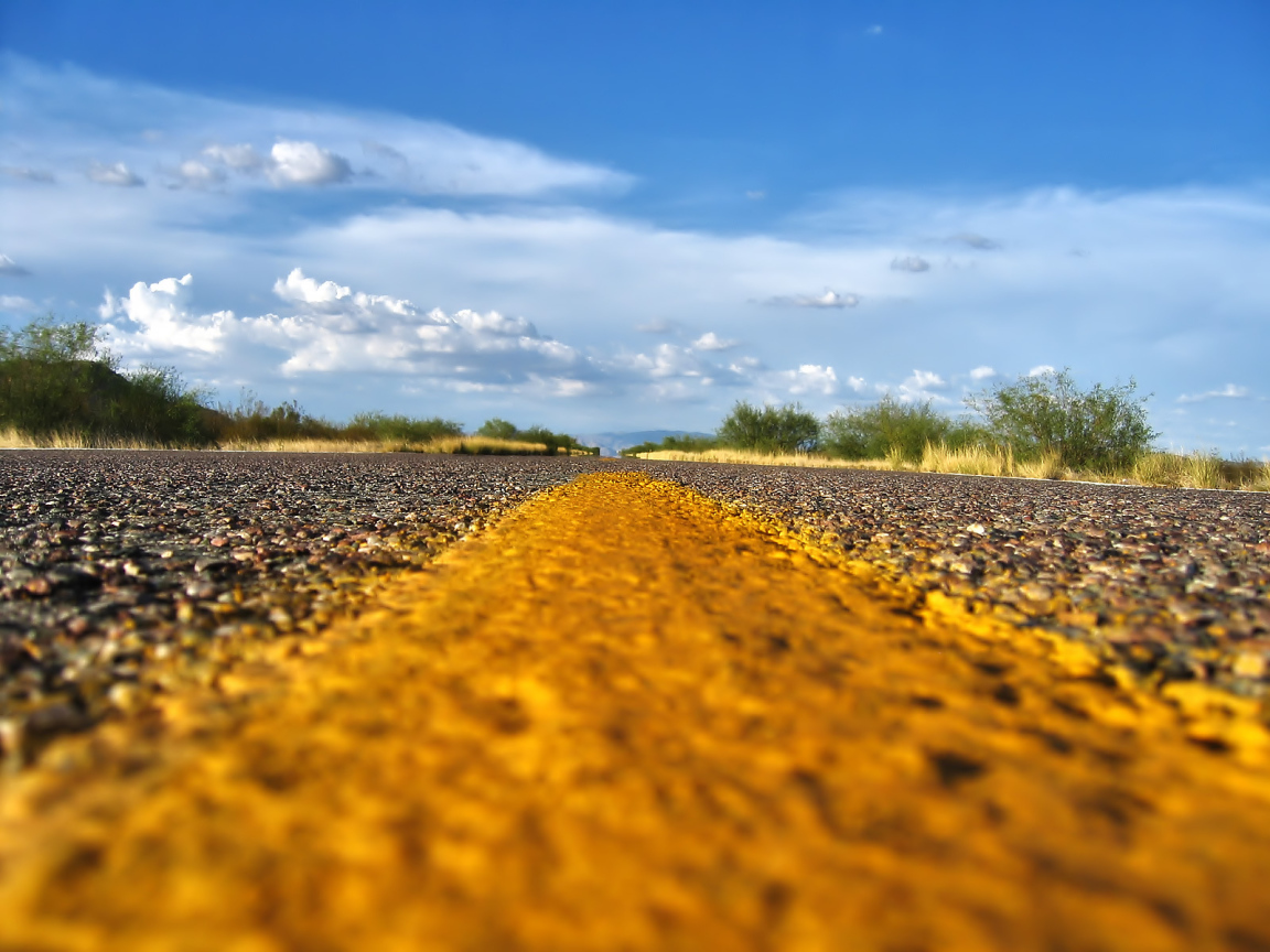 Желтая разметка на асфальте