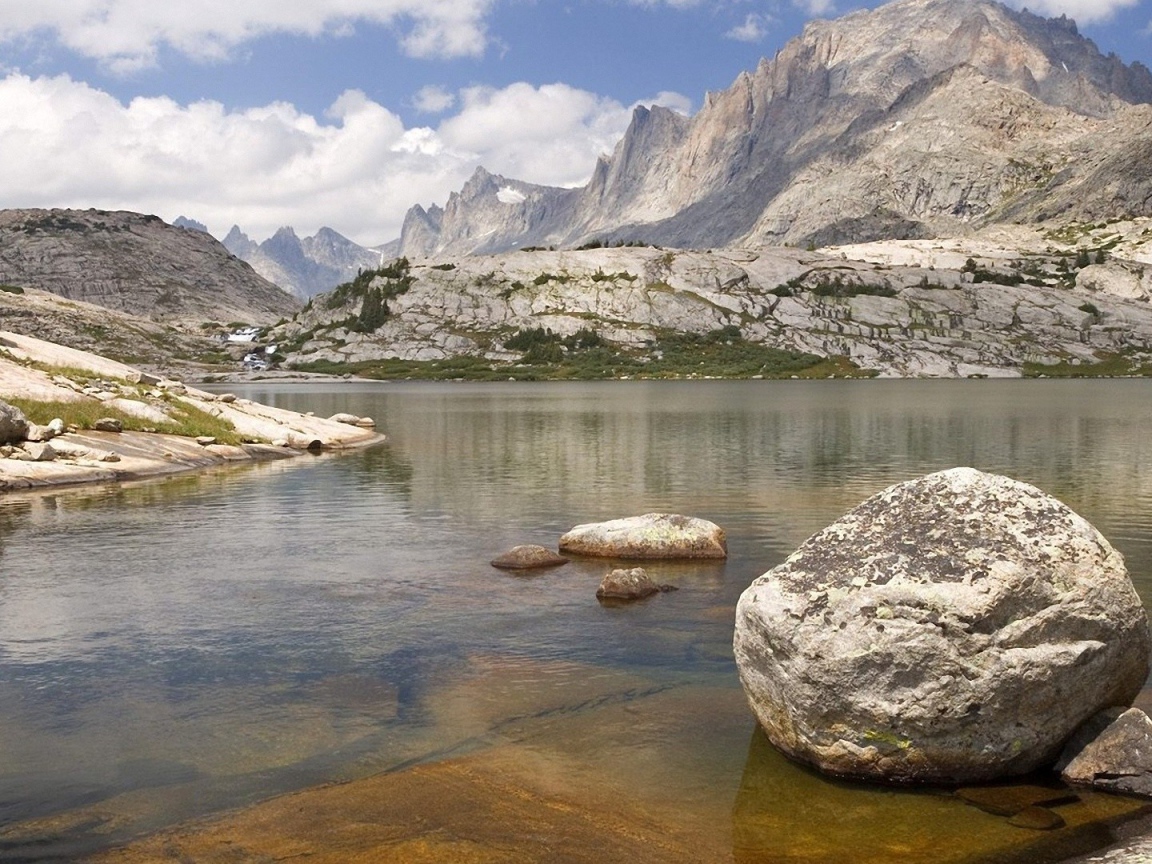 Одинокий валун в озере