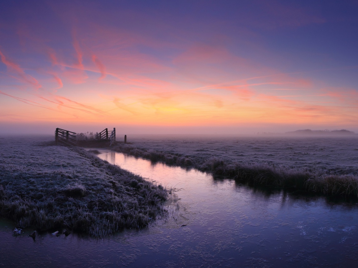 Канал в болоте на восходе солнца