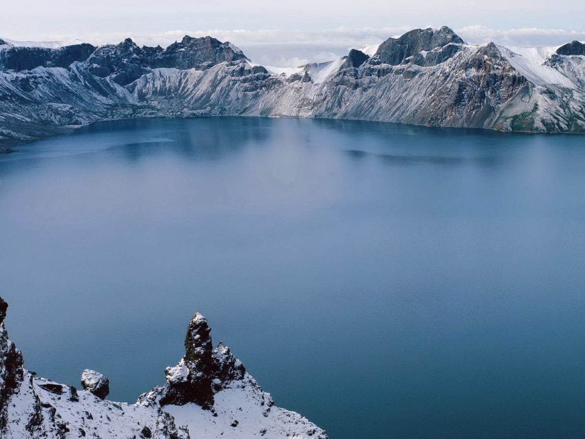 Темное озеро в жерле старого вулкана