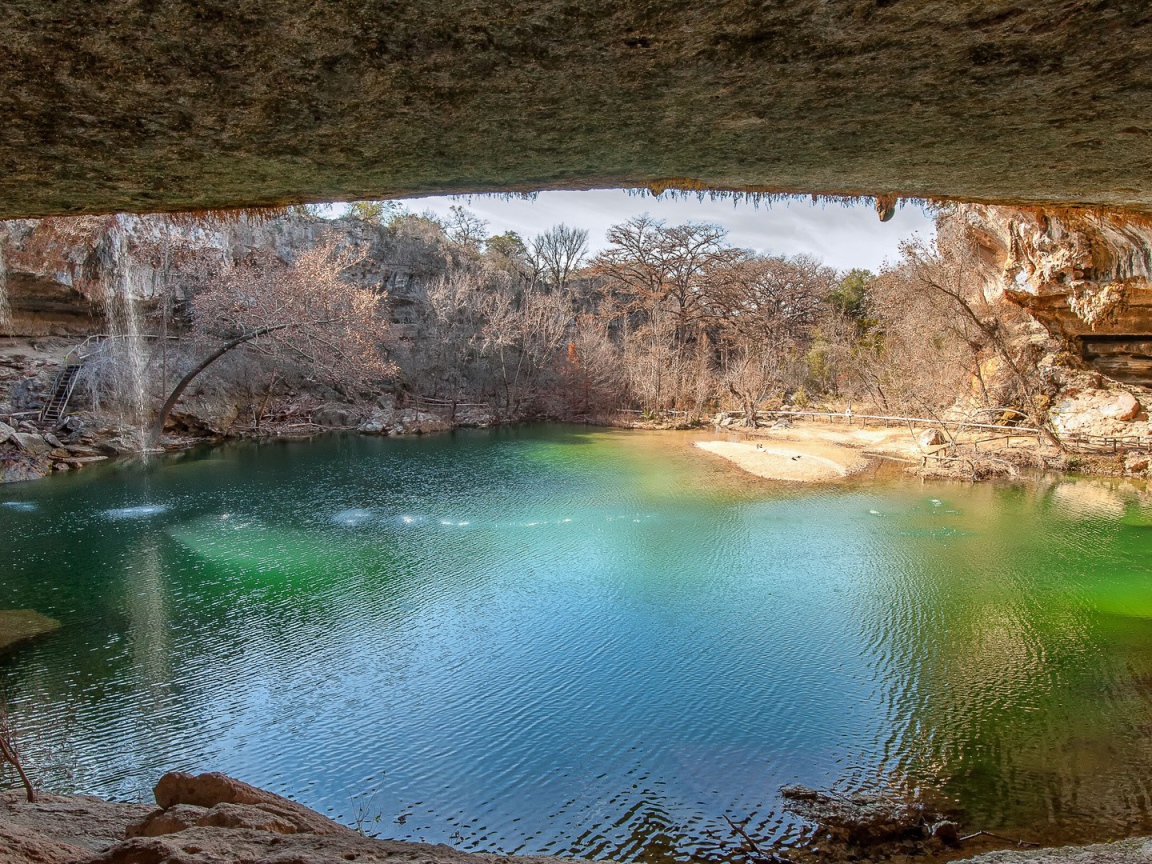 Озеро под сводом пещеры