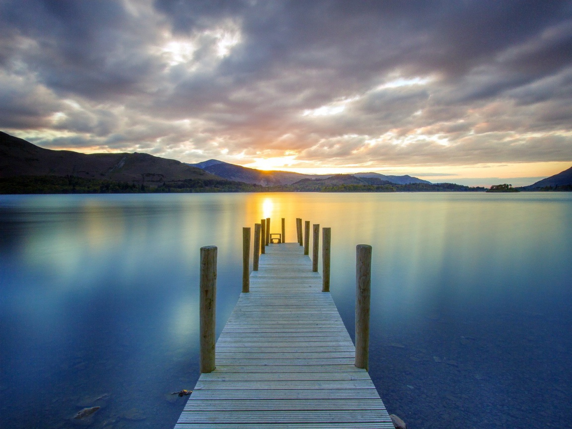 Причал на озере перед закатом