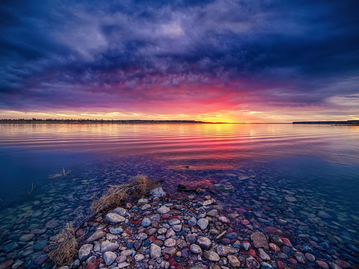 Спокойное мелкое озеро во время заката