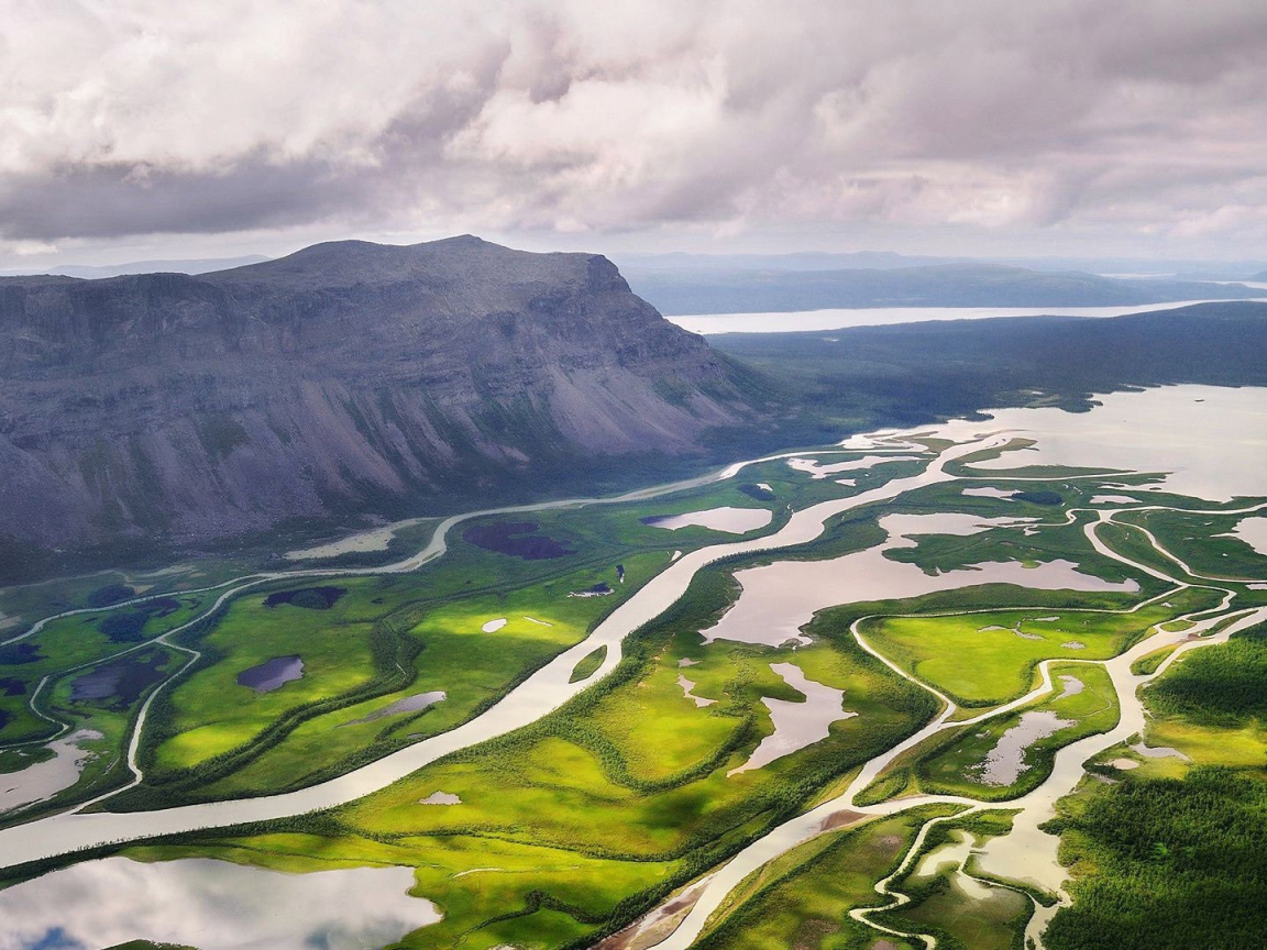 Дельта реки среди гор