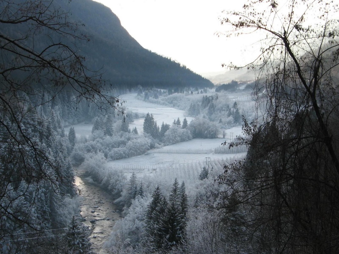 Река в горной долине зимой
