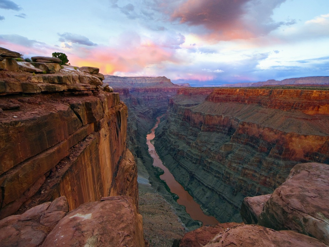 Река с коричневой водой на дне каньона