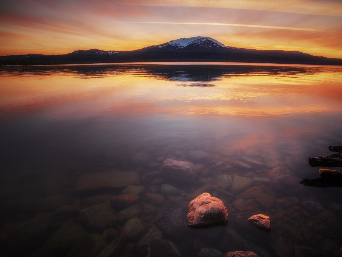 Каменистое дно прозрачного озера в горах