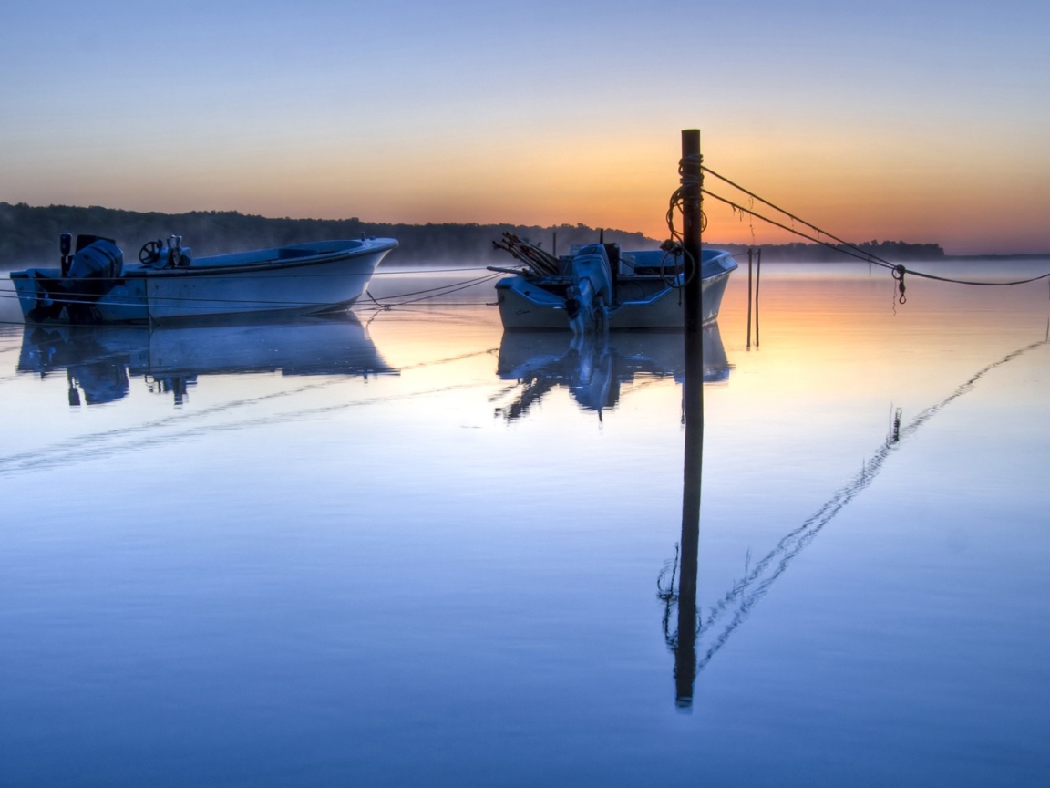 Две моторных лодки на тихой глади озера