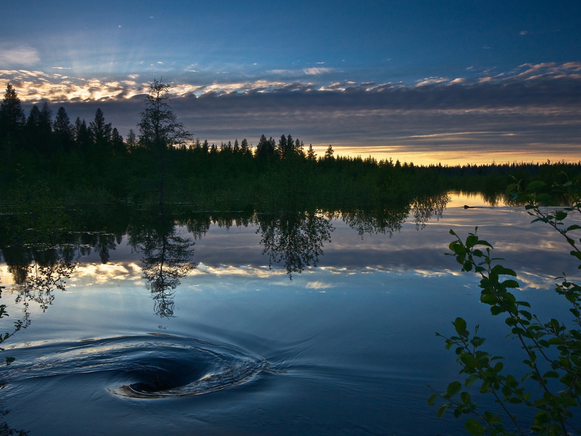 Водоворот на озере на закате