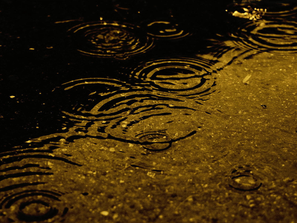 Капли дождя на воде