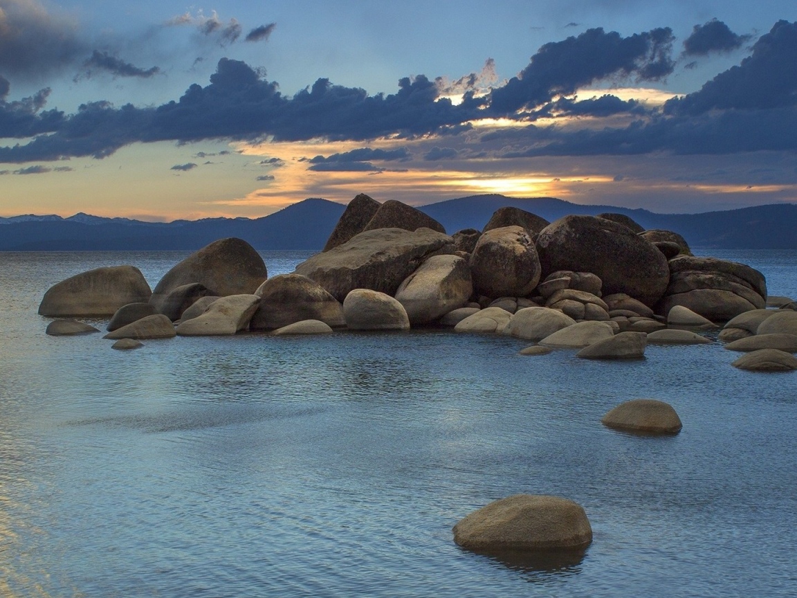 Груда больших камней у берега