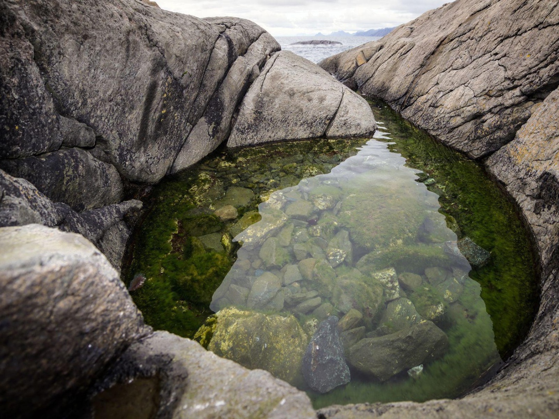 Небольшое озерцо среди скал у берега