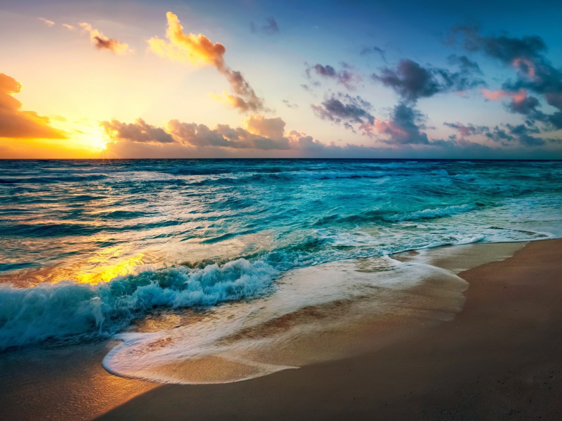 Голубая вода прибоя перед закатом