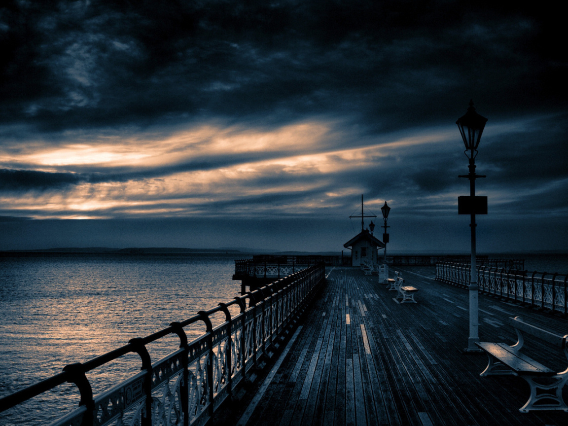 Пасмурный вечер на причале