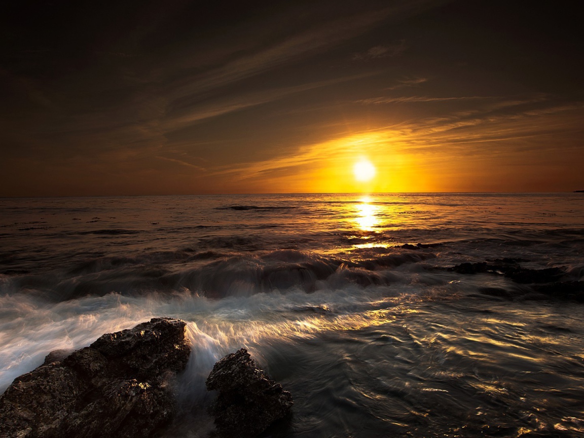 Темная вода бурного моря на закате