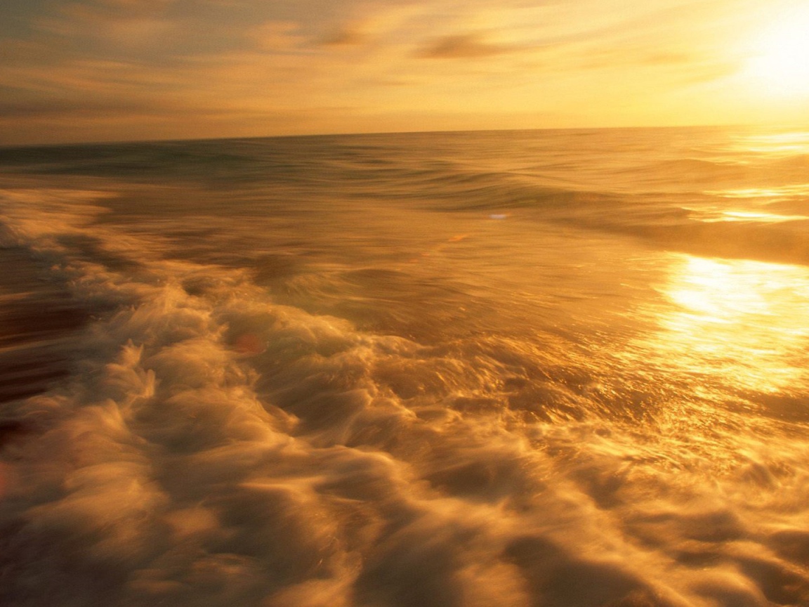 Пенистые волны прибоя