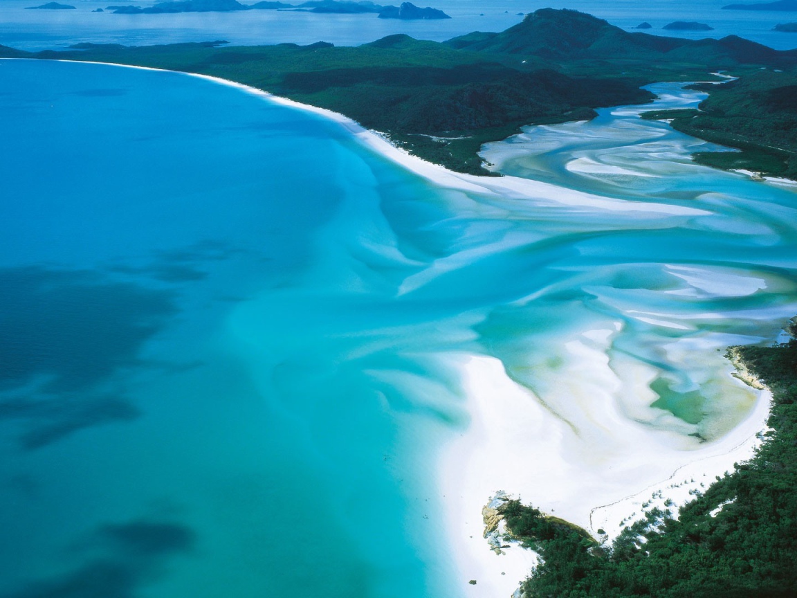 Нежно голубая вода в заливе океана