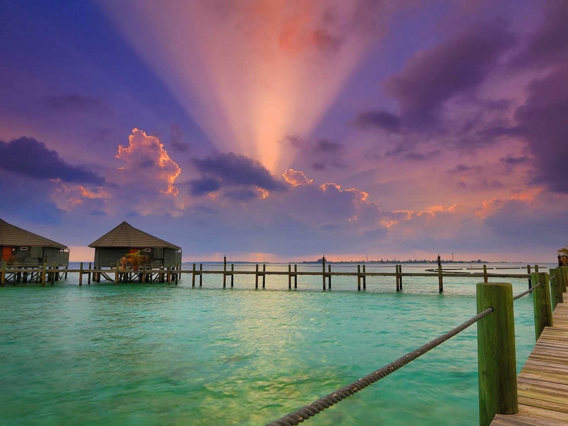 Зеленое море в тропиках на закате