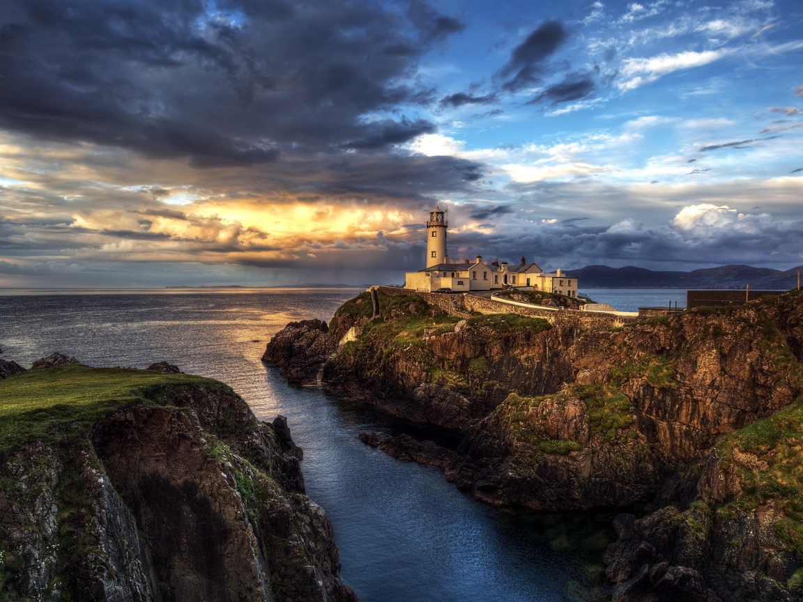 Маяк на месте впадения реки в море