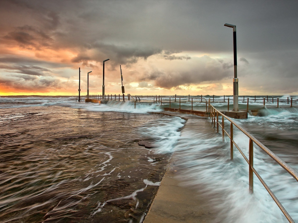 Морской причал во время шторма