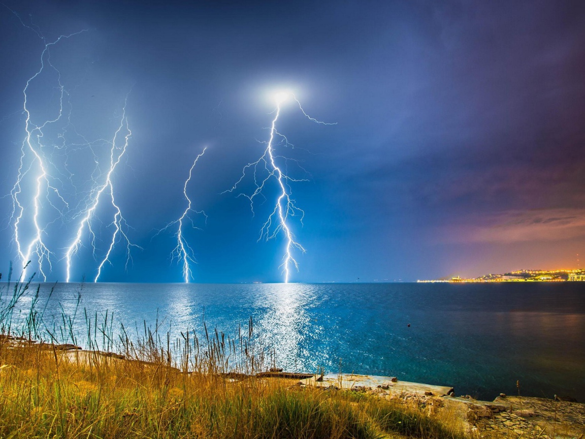 Отражение молний в воде залива