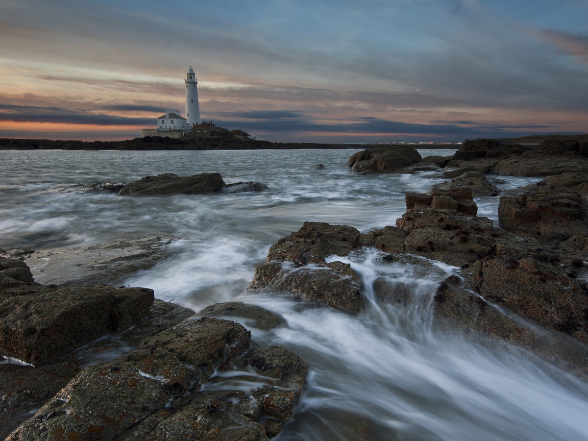 Неспокойное море на фоне маяка