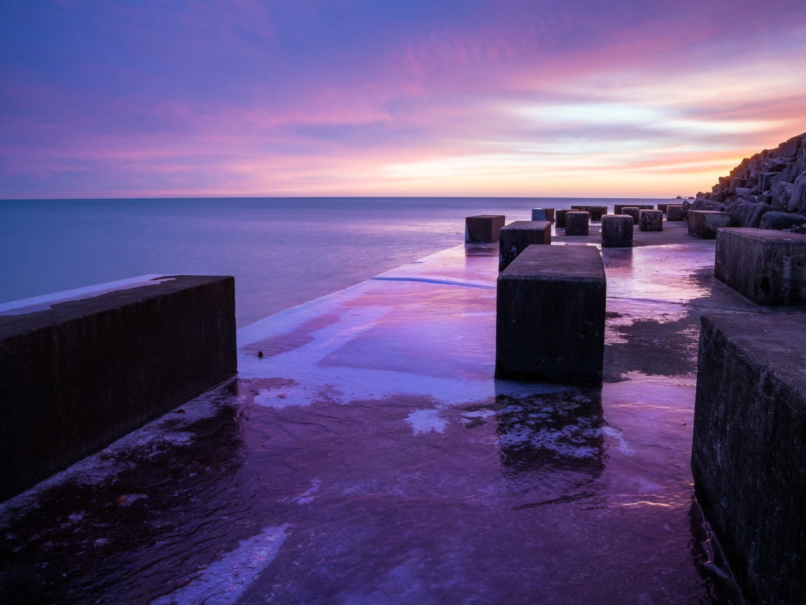 Каменные блоки на набережной