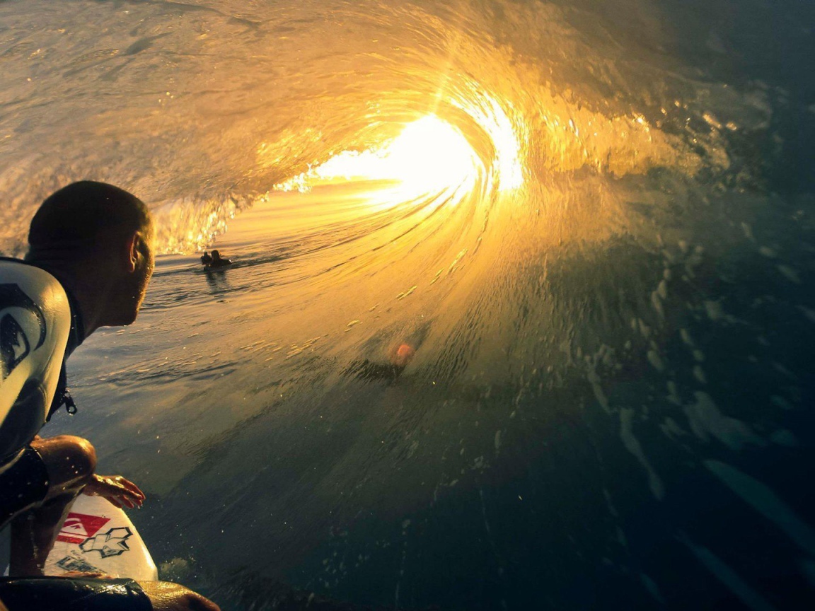 Серфер внутри хорошей волны