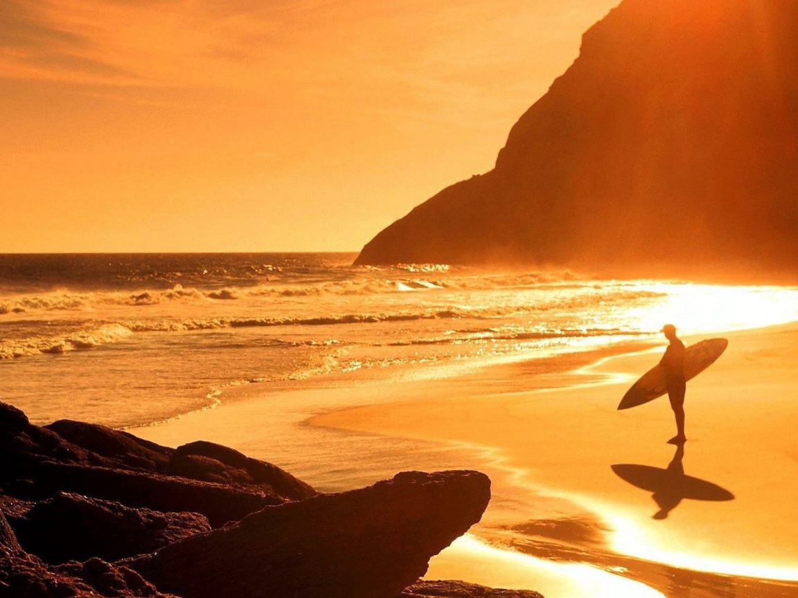 Серфинг под ярким летним солнцем