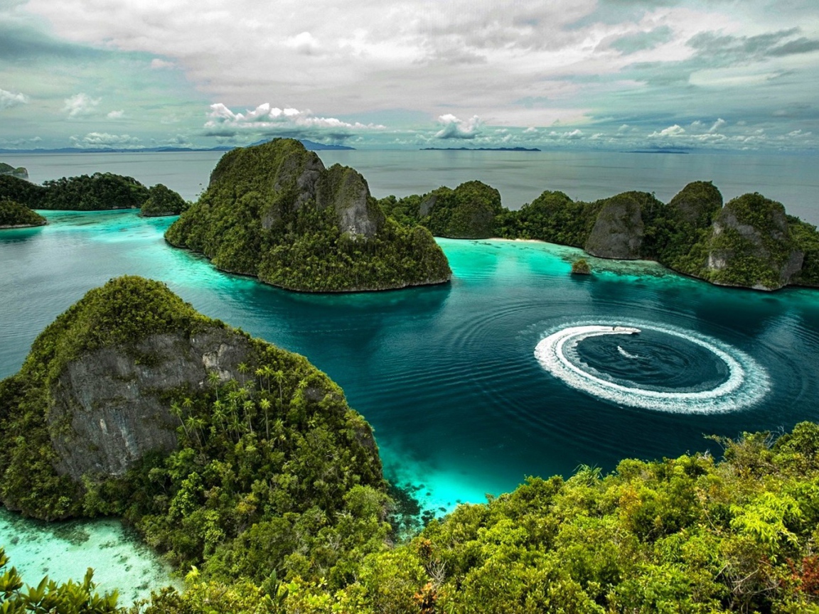 Катер плывет по кругу в заливе