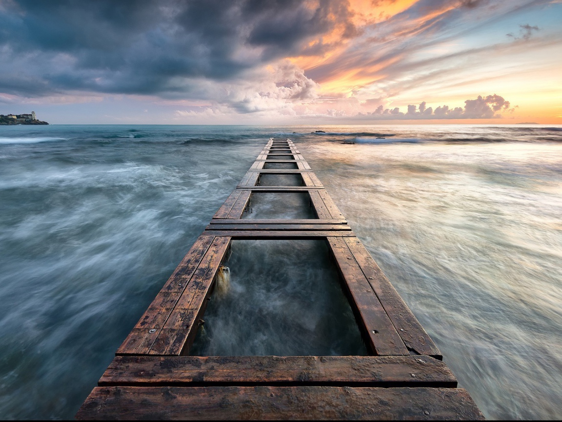 Каркас деревянного причала у моря