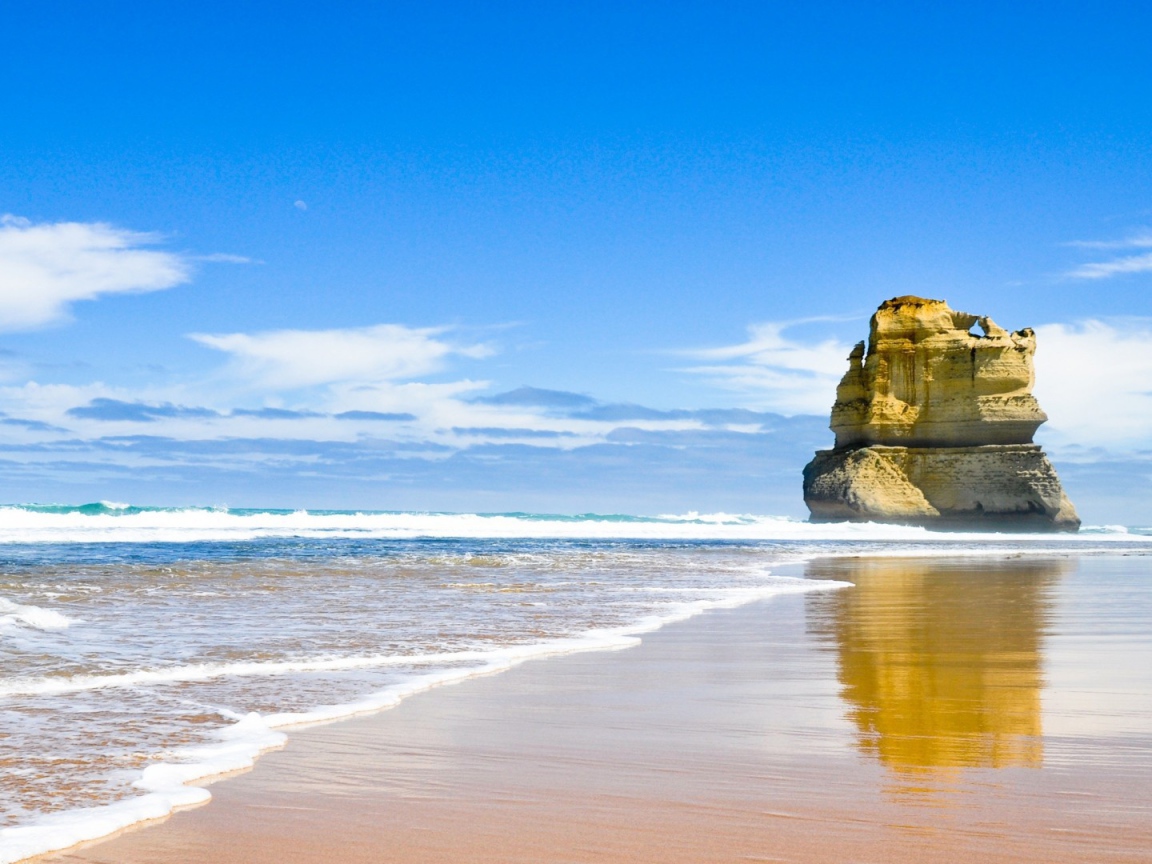 Обточенная ветрами скала на берегу моря