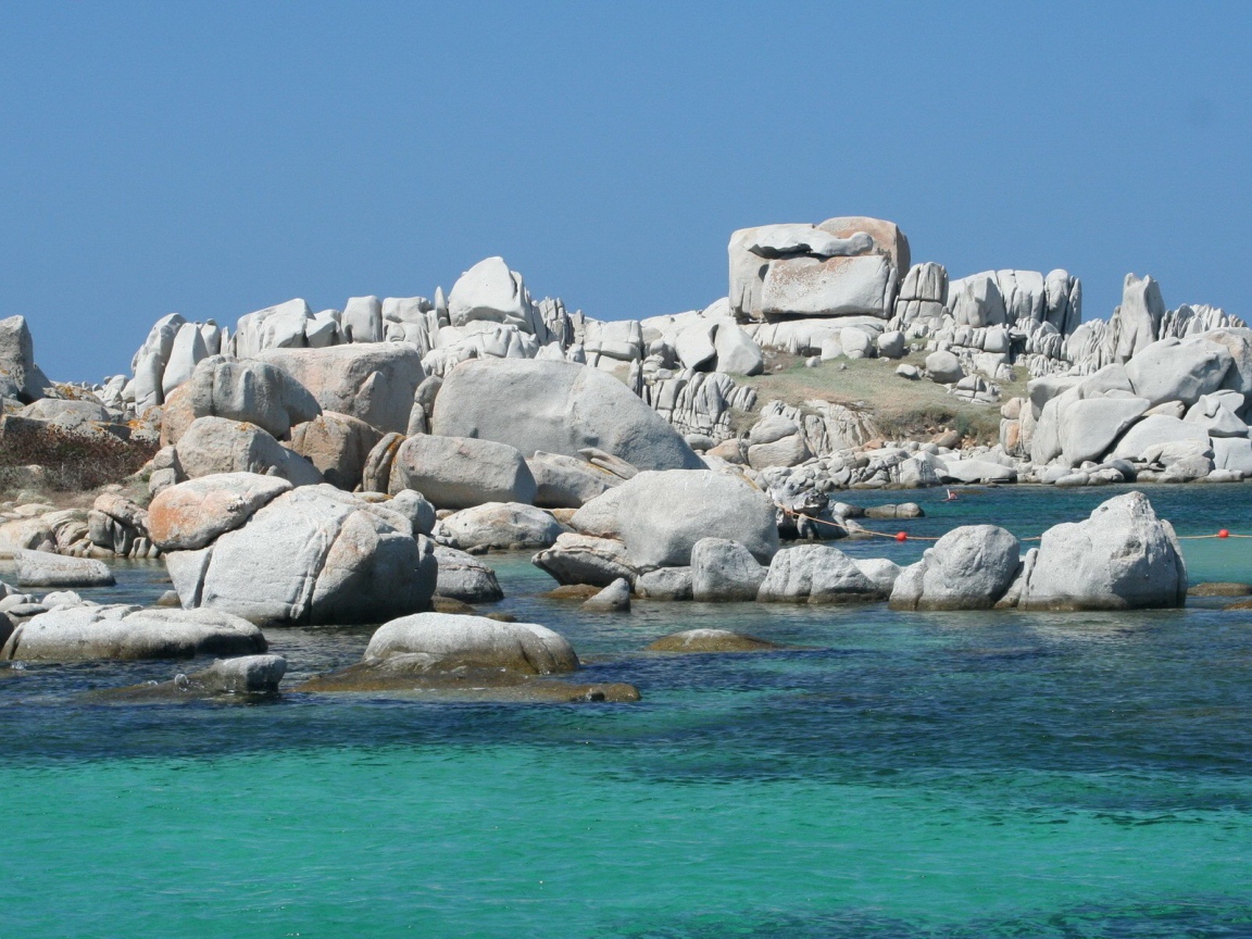 Белые гладкие камни у берега моря