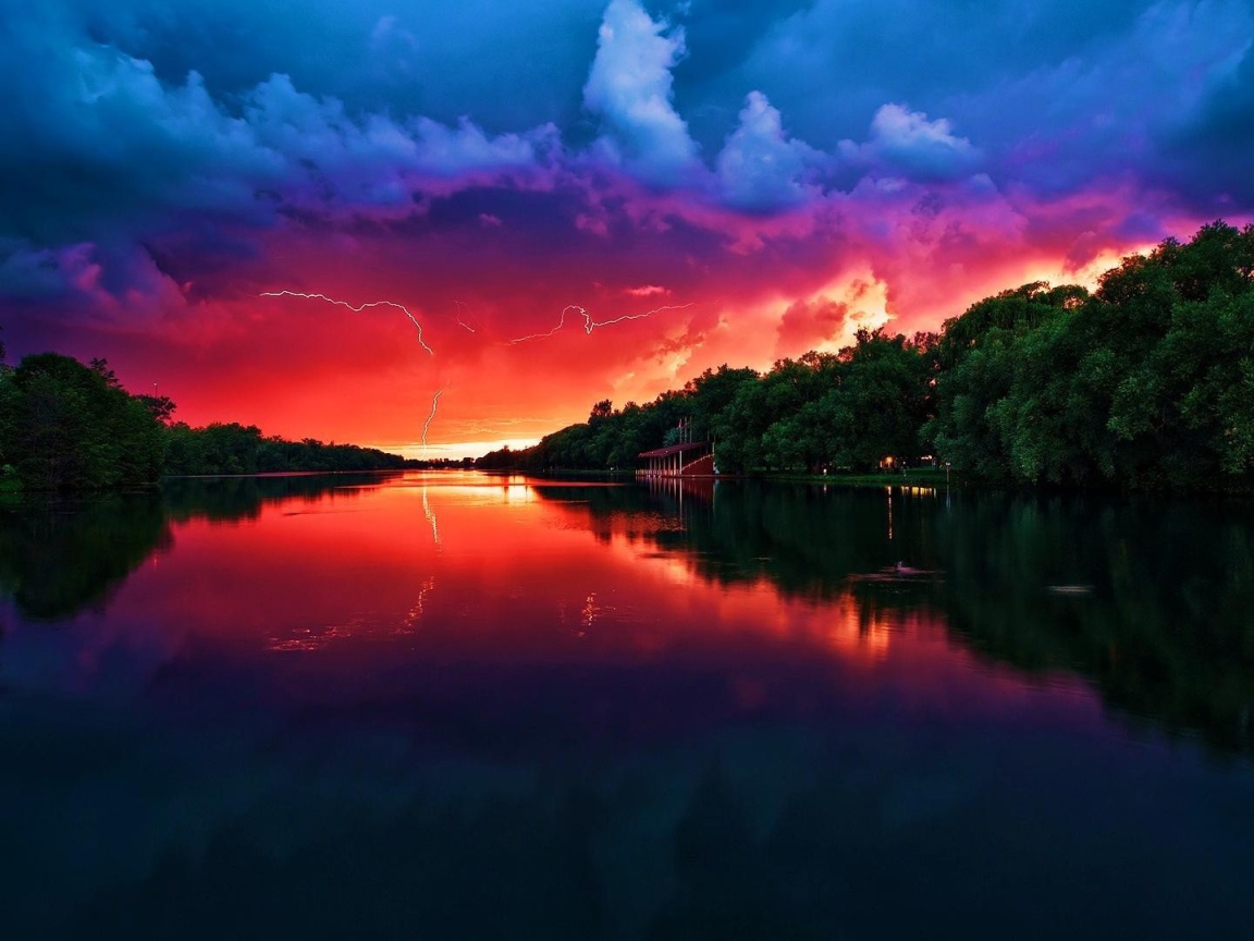 Молнии в грозовом облаке на закате