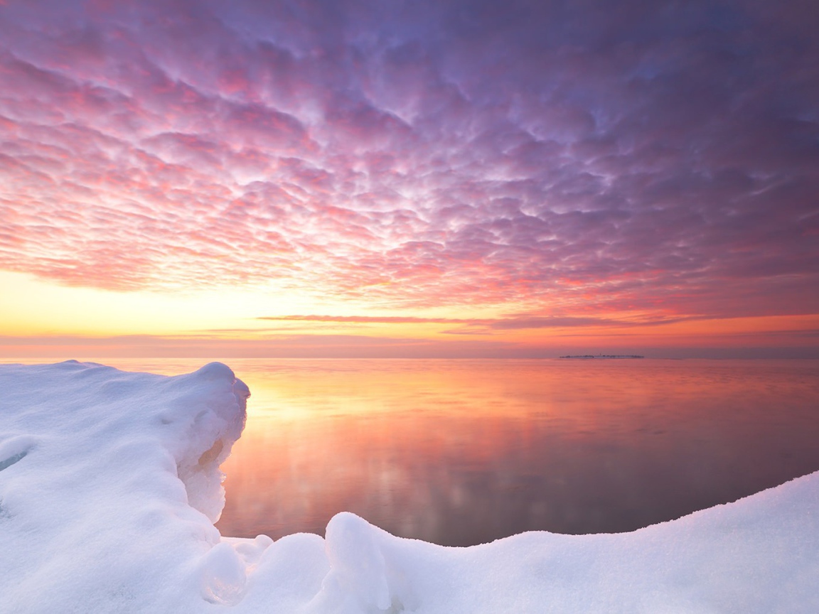 Розовый закат в Антарктиде