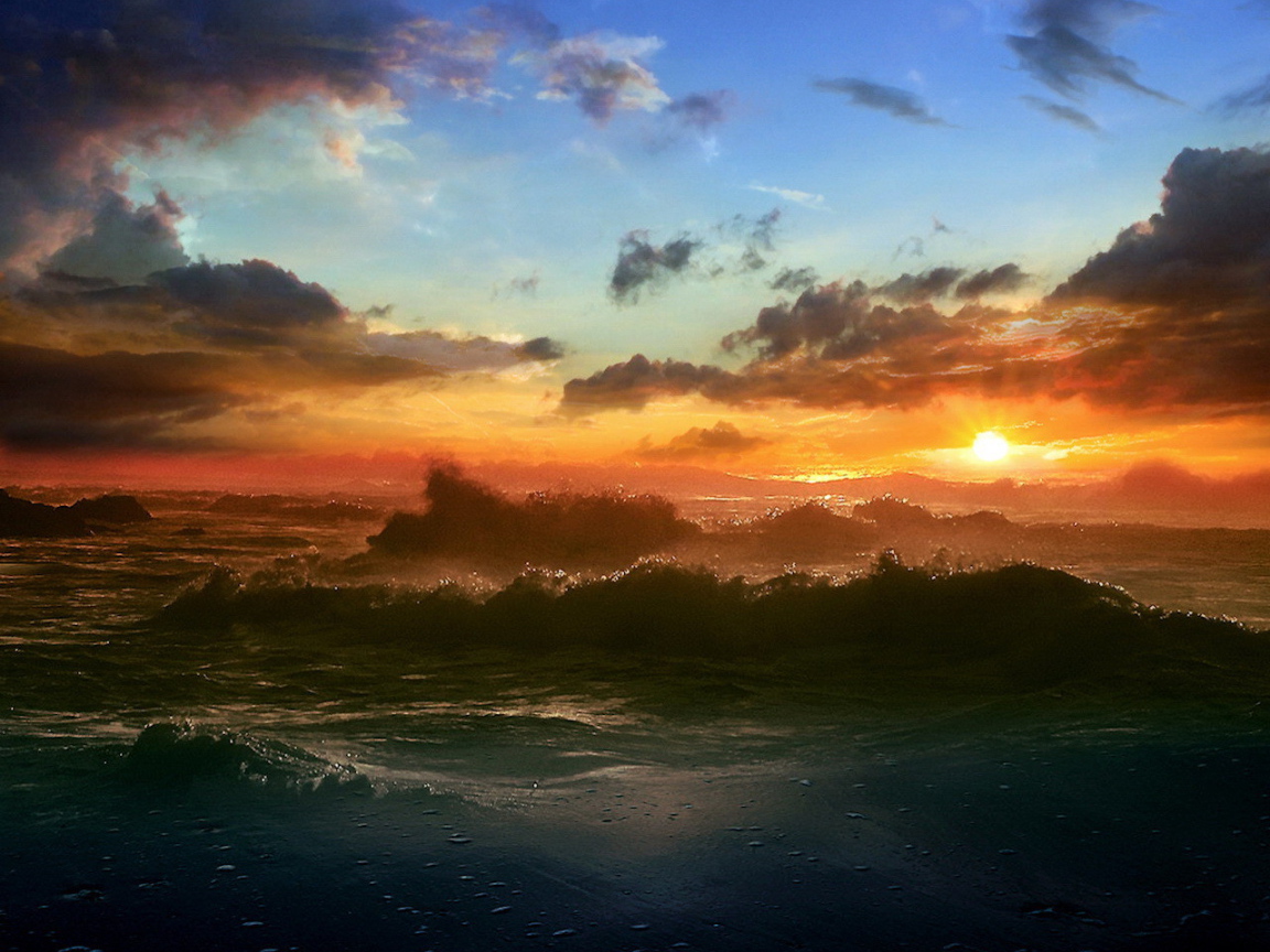 Закат на бушующем море